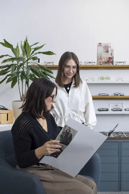Beratung mit Lookbook im Wartebereich