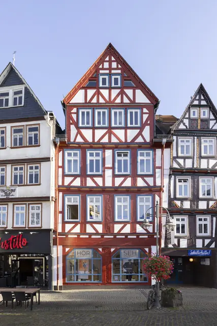 Fachwerkhaus mit dem Fachgeschäft im Erdgeschoss, fotografiert von der Straße