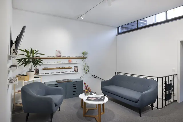 Wartebereich mit Sofa, Sesseln und Pflanzen