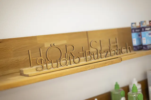 Holzschild mit dem Namen des Fachgeschäfts