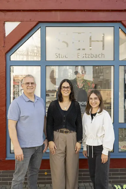 Das Team vor dem Schaufenster des Fachgeschäfts